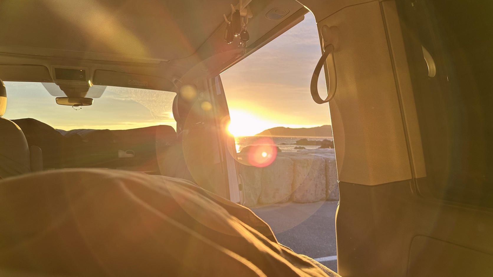 Gegenlicht im Bus, die Sonne steht flach in der offenen Schiebetür.
