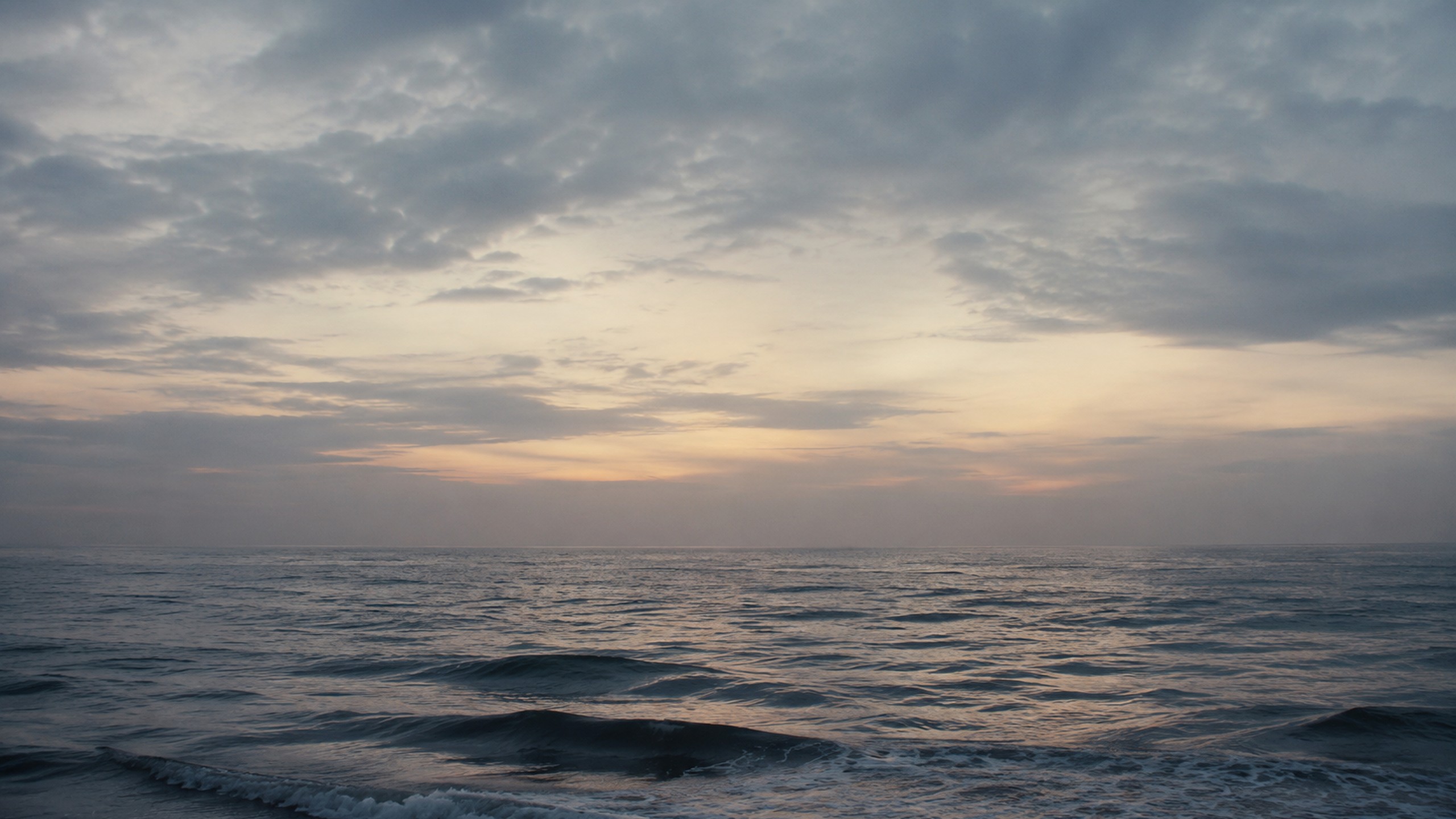 Ruhiges offenes Meer am grauen Morgen mit weichem Horizont