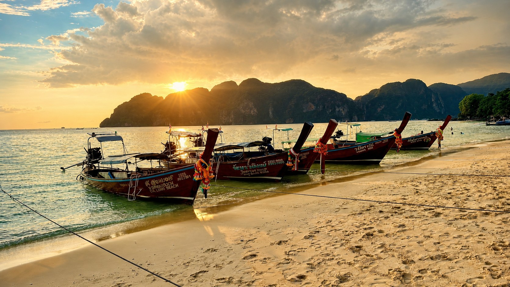 Longtailboote am Strand von Koh Samui im goldenen Abendlicht