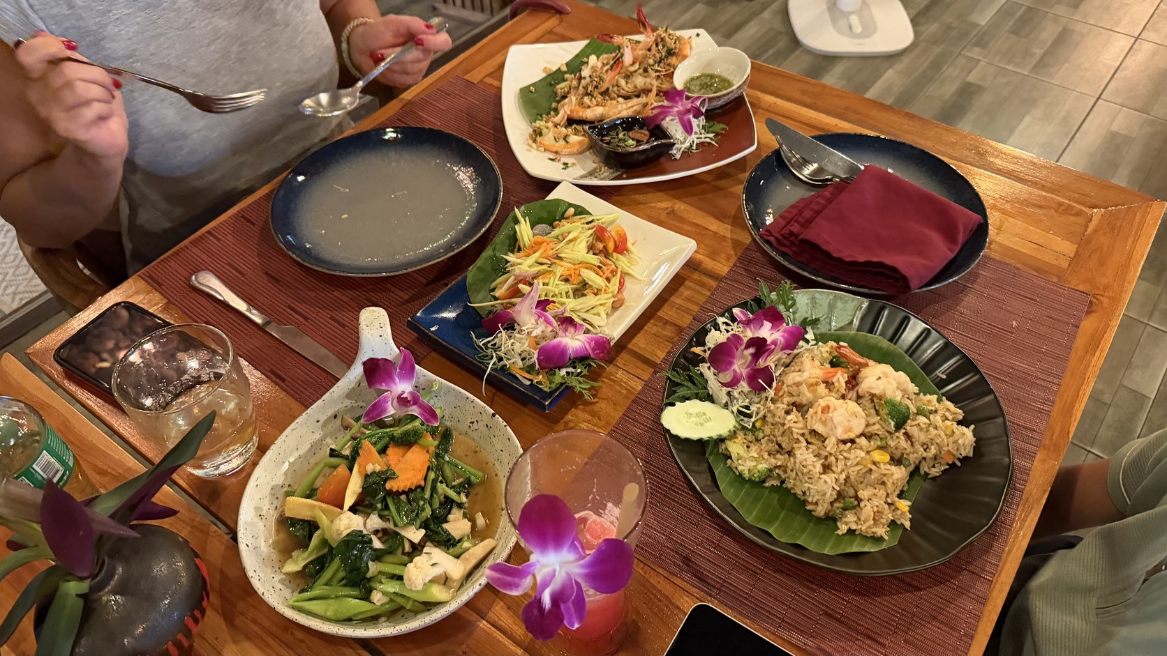 Thailändischer Esstisch mit Pad Thai, Tom Yum und gebratenem Reis