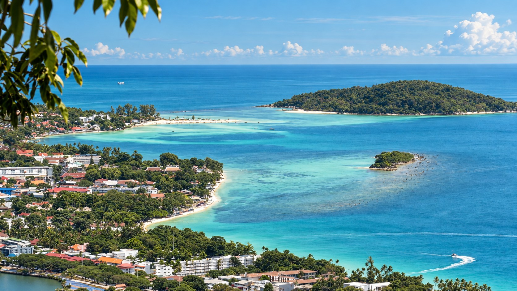 Weiter Blick von oben über die Buchten und grünen Hügel von Koh Samui im Morgenlicht