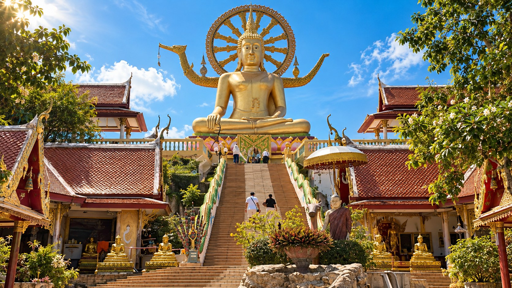 Die große goldene Buddha-Statue des Wat Phra Yai auf einer Landzunge vor weitem Himmel