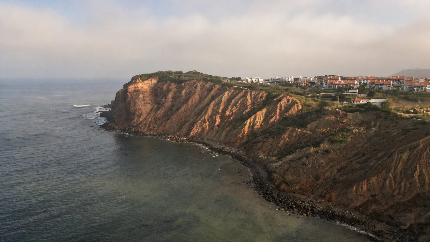 Rote Klippen an der Küste vor São Martinho