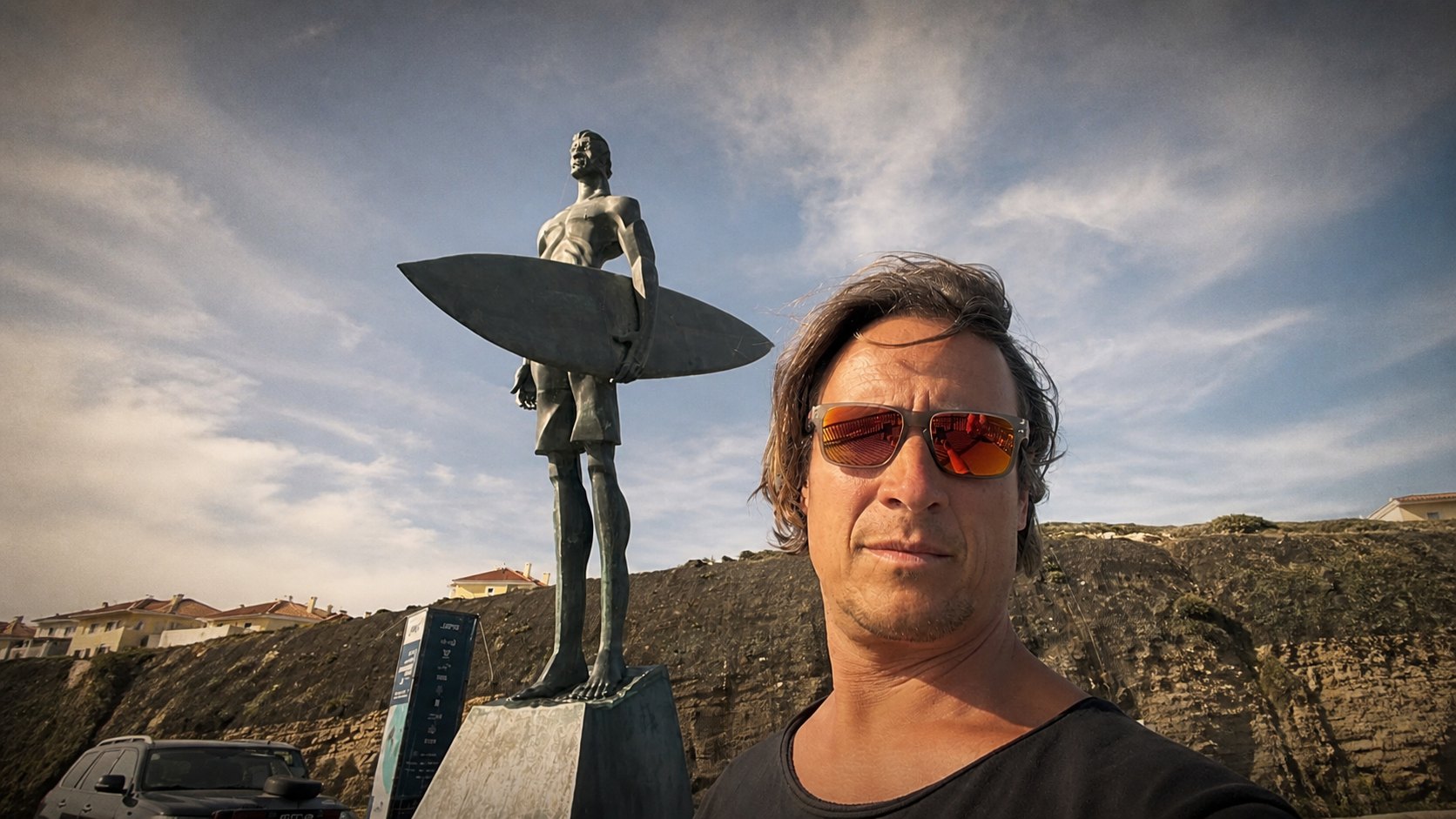 Surfer-Skulptur auf der Klippe über Ribeira d'Ilhas, Blick aufs Meer