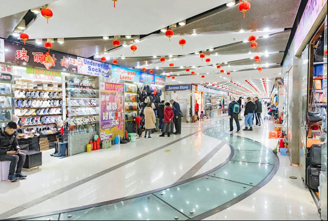 Enge Gänge im A.P. Plaza – der berühmte Underground-Market in Pudong.